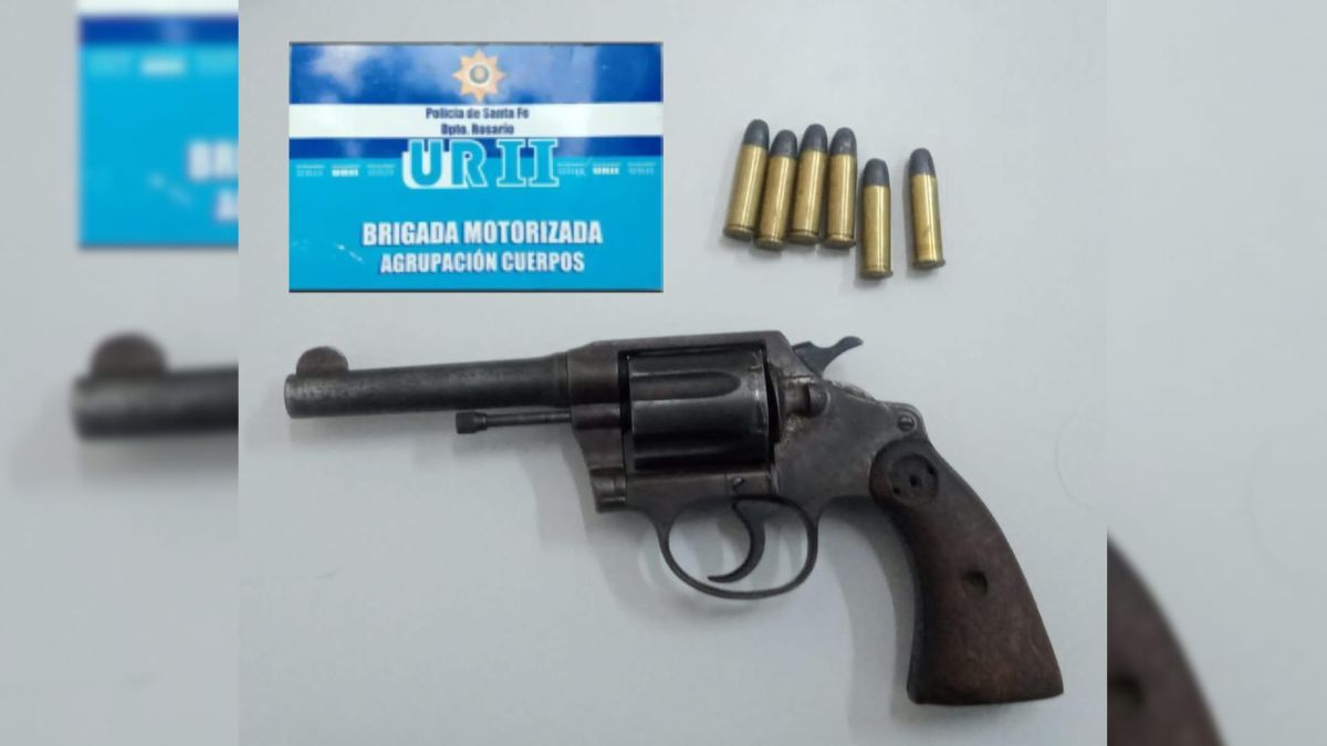 El arma calibre 38 estaba cargada con seis cartuchos intactos. Las clases fueron suspendidas.