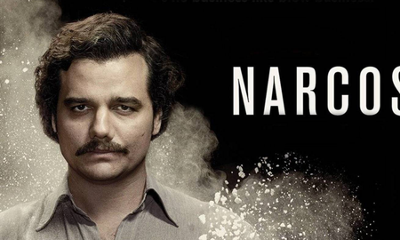 La trama comienza con Mateo “Cucaracha” Moreno, un fabricante de cocaína quien durante la dictadura de Pinochet sale de Chile y busca un socio, hasta que se encuentra con el personaje principal, el colombiano Pablo Emilio Escobar Gaviria (Moura). La trama comienza con Mateo “Cucaracha” Moreno, un fabricante de cocaína quien durante la dictadura de Pinochet sale de Chile y busca un socio, hasta que se encuentra con el personaje principal, el colombiano Pablo Emilio Escobar Gaviria (Moura).