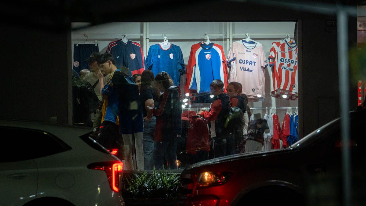 Los hinchas aprovecharon la vigilia también para comprar camisetas. Los hinchas aprovecharon la vigilia también para comprar camisetas.