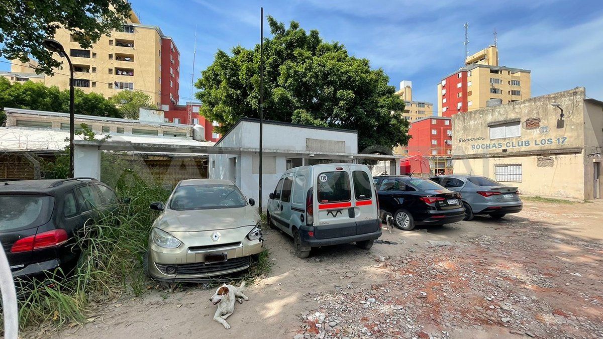 Entre yuyos y autos abandonados. Así se encuentra la dependencia policial.&nbsp;