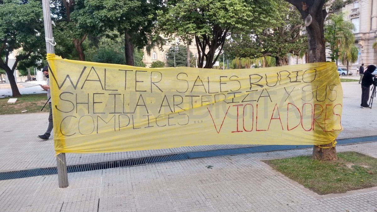"Los procesos de la justicia son lentos, por eso estamos marchando para que esto no quede guardado en un cuaderno, sino seguir visibilizando", sostuvo Micaela, una de las manifestantes.