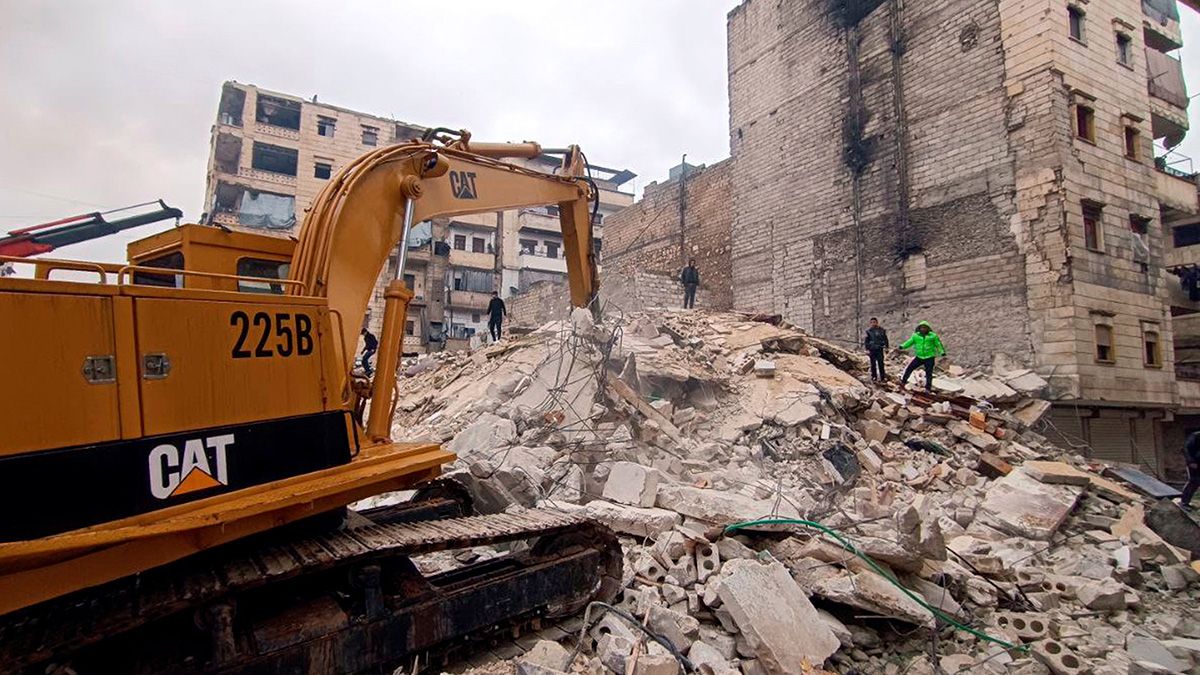 Hay más de 2.000 edificios derrumbados en Turquía y se estima que más de 5.000 personas perdieron la vida.