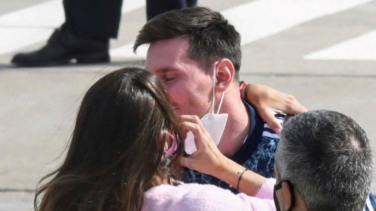 El beso romántico entre Leo y Anto en Rosario.