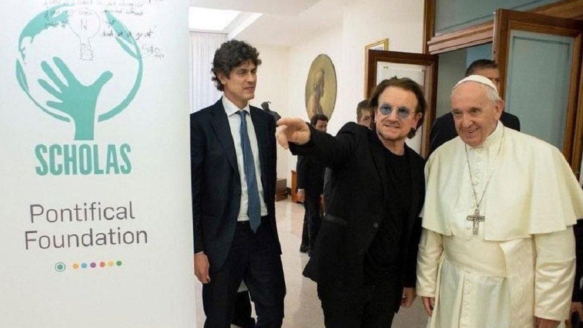 Martín Lousteau junto a Bono de U2 y el Papa Francisco.