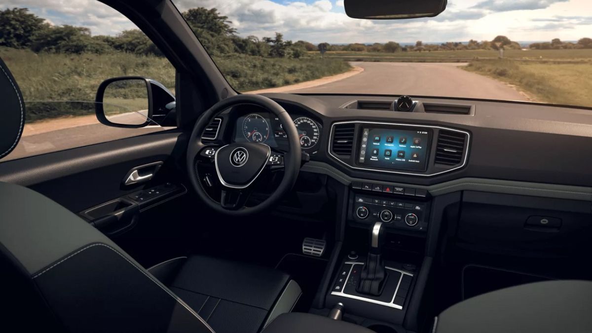 Tiene transmisión automática, tracción 4X4 y un sistema de control de tracción. Tiene transmisión automática, tracción 4X4 y un sistema de control de tracción.