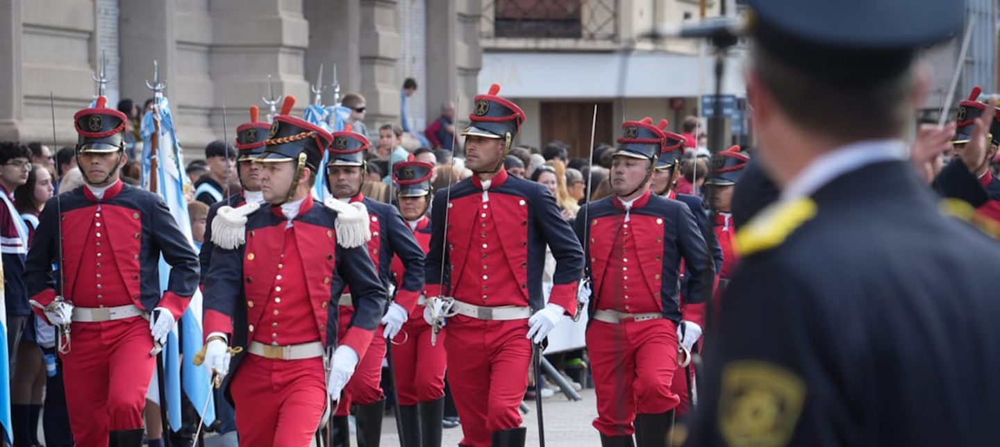 El acto oficial por el 216° aniversario de la Revolución de Mayo se realizó en la Plaza 25 de Mayo, en una jornada a puro fervor patrio.