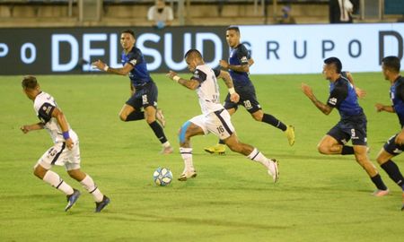 Gimnasia y Esgrima de La Plata enfrenta este viernes a Talleres por la Copa de la Liga. Gimnasia y Esgrima de La Plata enfrenta este viernes a Talleres por la Copa de la Liga.
