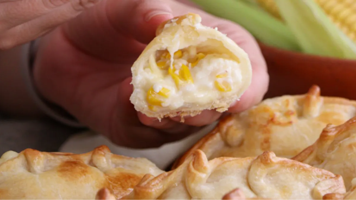 Las empanadas de queso y choclo son sencillas y económicas, ya que llevan pocos ingredientes. Las empanadas de queso y choclo son sencillas y económicas, ya que llevan pocos ingredientes.
