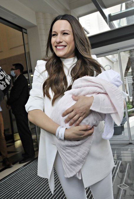 Pampita Ardohain abandonando la clínica junto a su hija Ana.