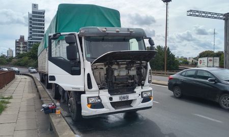 Un camión se averió y estuvo detenido en la entrada al puente Gobernador Oroño, en la mano que va hacia la Ruta Nacional 168. Un camión se averió y estuvo detenido en la entrada al puente Gobernador Oroño, en la mano que va hacia la Ruta Nacional 168.