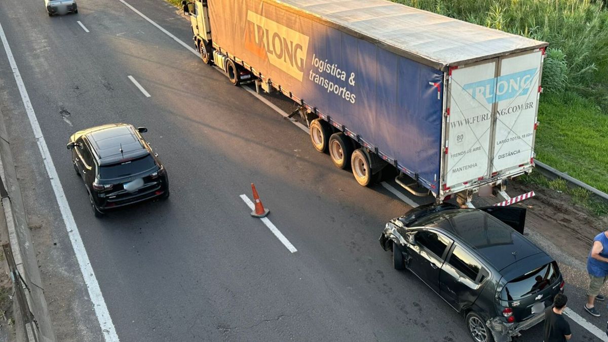 El accidente de tránsito fue entre un auto y un camión.