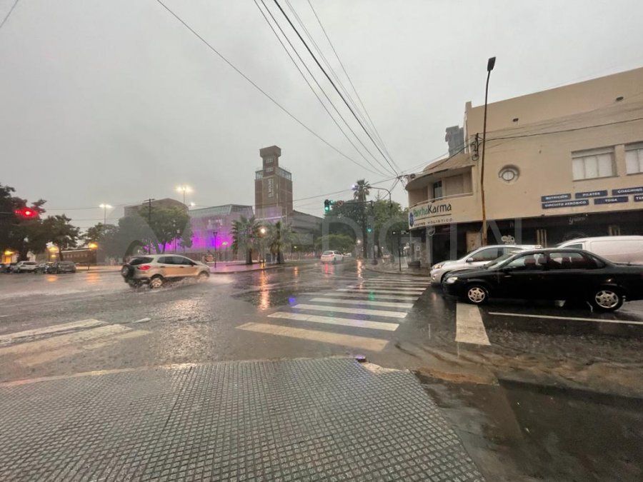 La tormenta también anegó algunos tramos de bulevar en Santa Fe.