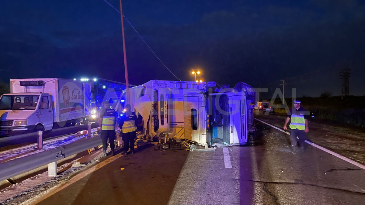 Personal policial trabajó en el lugar para custodiar el vehículo y ordenar el tránsito.
