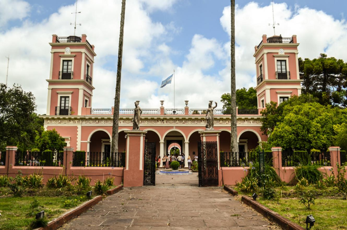 El Palacio San José se encuentra rodeada de historia, principalmente porque allí vivió Justo José de Urquiza. El Palacio San José se encuentra rodeada de historia, principalmente porque allí vivió Justo José de Urquiza.