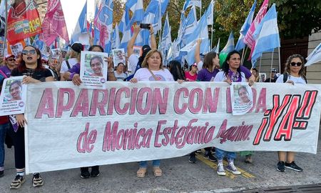La principal consigna de la marcha por el #3J en Santa Fe fue la aparición con vida de Mónica Aquino. La principal consigna de la marcha por el #3J en Santa Fe fue la aparición con vida de Mónica Aquino.