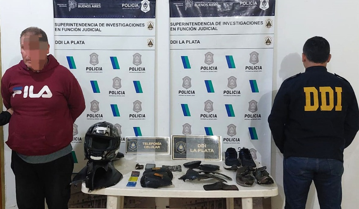 Un hombre de 46 años de edad fue detenido en las últimas horas en La Plata acusado de ser el autor del asesinato de un amigo suyo de 85, un hecho de sangre ocurrido el 11 de marzo pasado en una vivienda de Los Hornos. Un hombre de 46 años de edad fue detenido en las últimas horas en La Plata acusado de ser el autor del asesinato de un amigo suyo de 85, un hecho de sangre ocurrido el 11 de marzo pasado en una vivienda de Los Hornos.