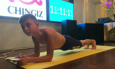 Un niño ruso de 11 años batió récord de la plancha más larga del mundo