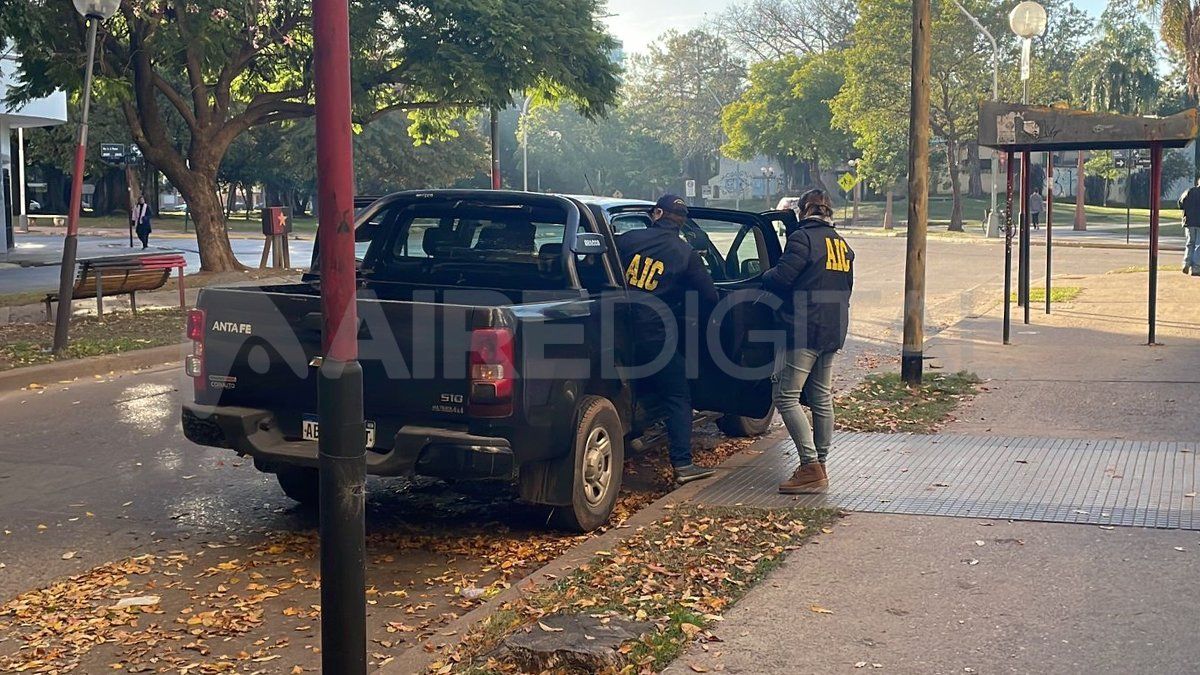 El momento en que los policías cargaron en el móvil de la AIC a De Iriondo.&nbsp;