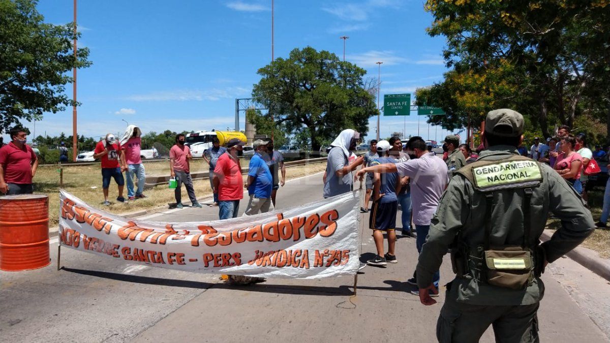 Los pescadores cortaron el Viaducto Oroño en el acceso a Santa Fe el lunes y el martes.