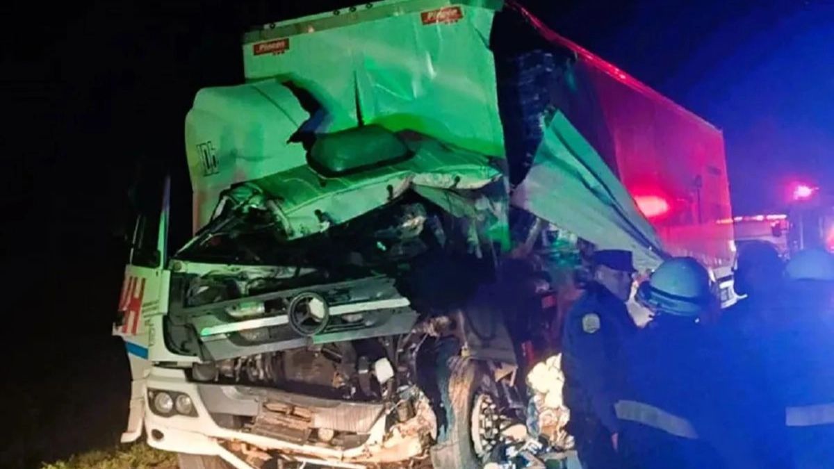 El conductor de un camión falleció en el acto producto de un choque de alcance con otro