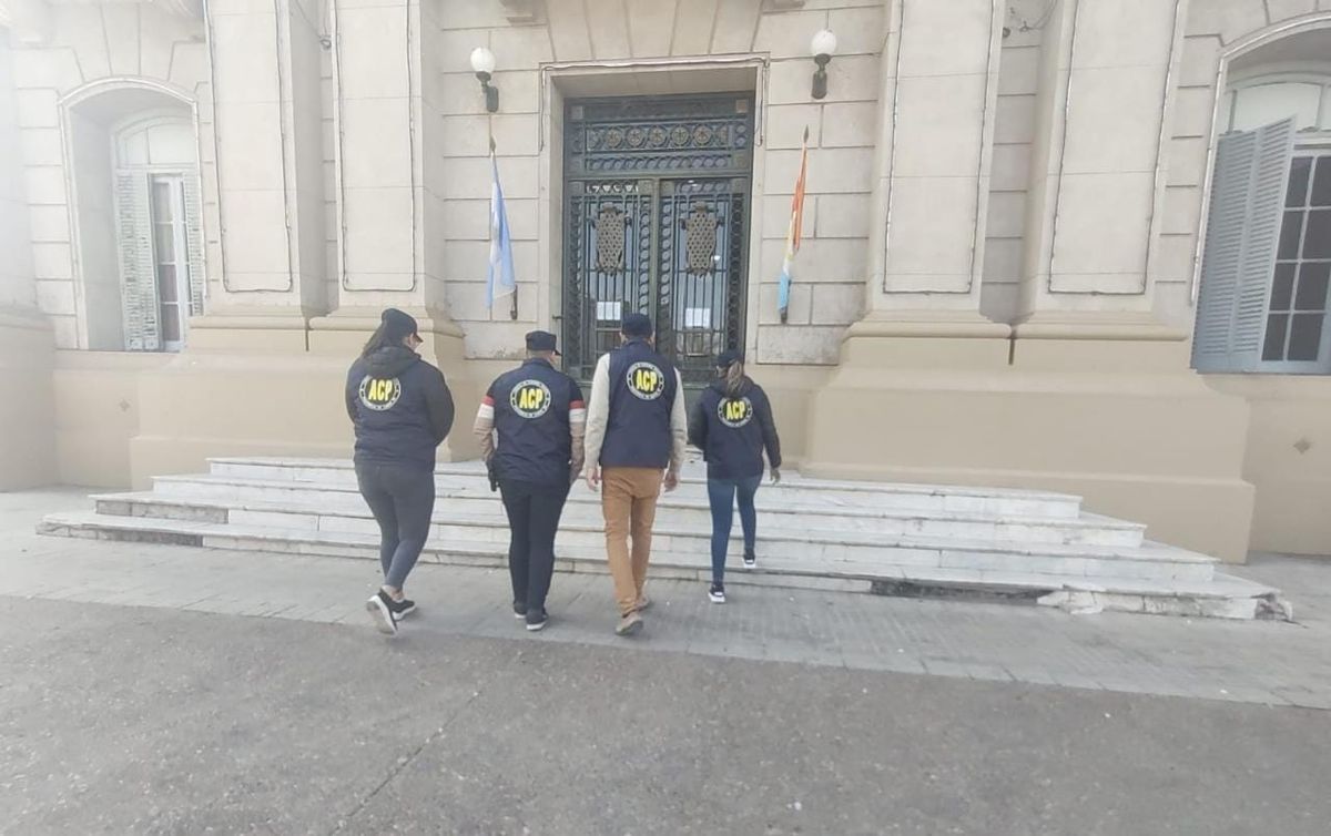 Personal de la Agencia de Control Policial realizó una serie de allanamientos en Rafaela, Vila y Videla y detuvo a tres efectivos Policiales y un civil por distintos hechos que investiga la Fiscalía de Violencia y Corrupción Institucional a cargo de la Dra. Gabriela Lema de la Ciudad de Rafaela.