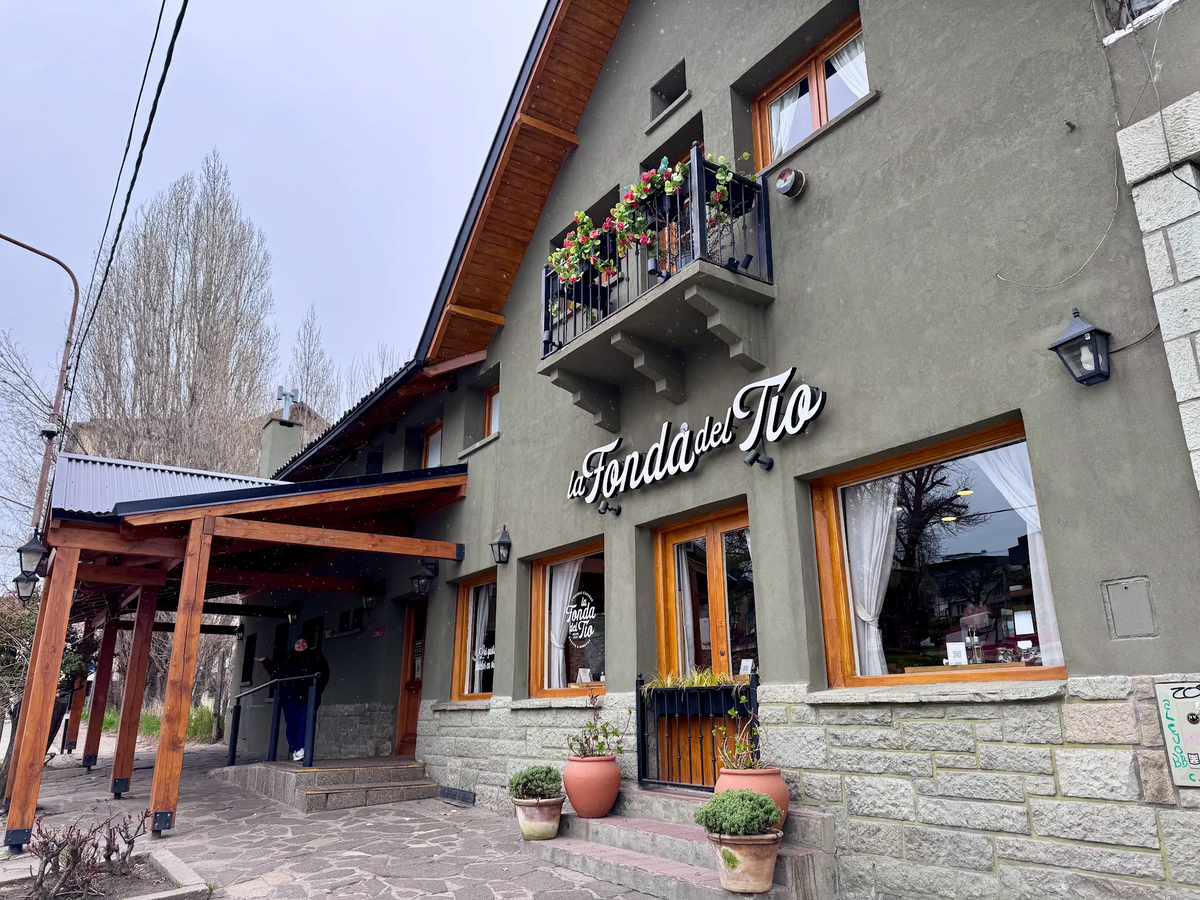 La Fonda del Tío, fundada en 1978, es uno de los restaurantes más emblemáticos de Bariloche por su comida casera y abundante. La Fonda del Tío, fundada en 1978, es uno de los restaurantes más emblemáticos de Bariloche por su comida casera y abundante.