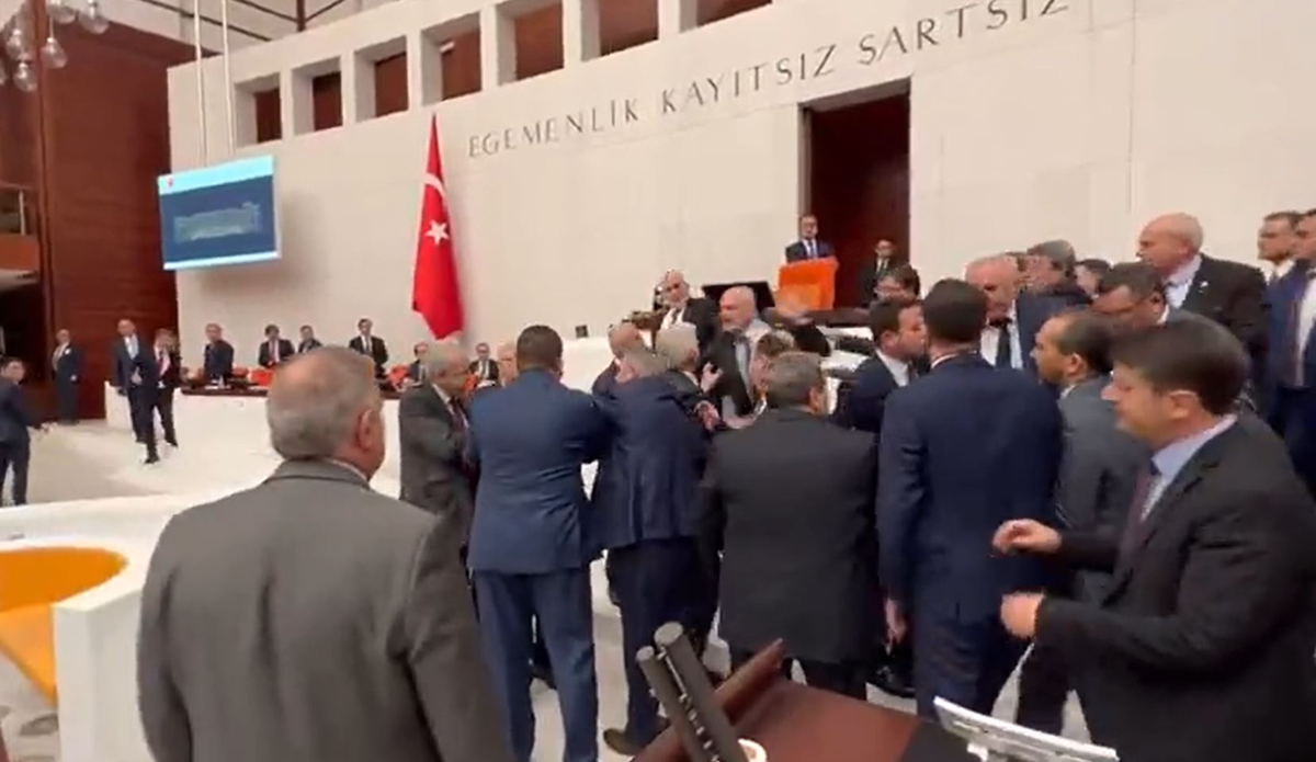 Feroz pelea en el parlamento de Turquía: un diputado terminó en terapia intensiva