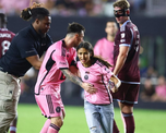 La frase de Lionel Messi que sorprendió a la nena que invadió la cancha de Inter Miami y se sacó una foto. La frase de Lionel Messi que sorprendió a la nena que invadió la cancha de Inter Miami y se sacó una foto.