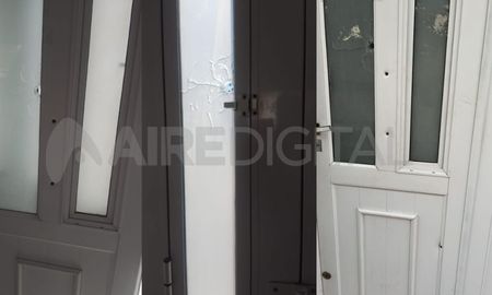 En la foto, se pueden ver claramente varios orificios en la fachada de la vivienda. En la foto, se pueden ver claramente varios orificios en la fachada de la vivienda.