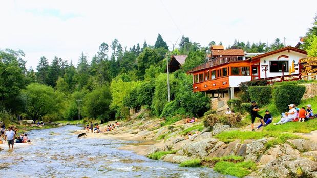 La Cumbrecita combina casas alpinas, bosques y arroyos en uno de los paisajes más lindos del Valle de Calamuchita.