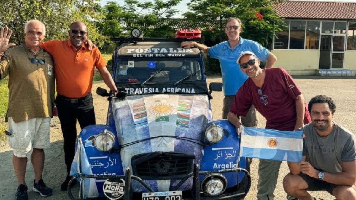 Un grupo de amigos recorre África a bordo de un Citroën 3 CV. Conocé su historia.