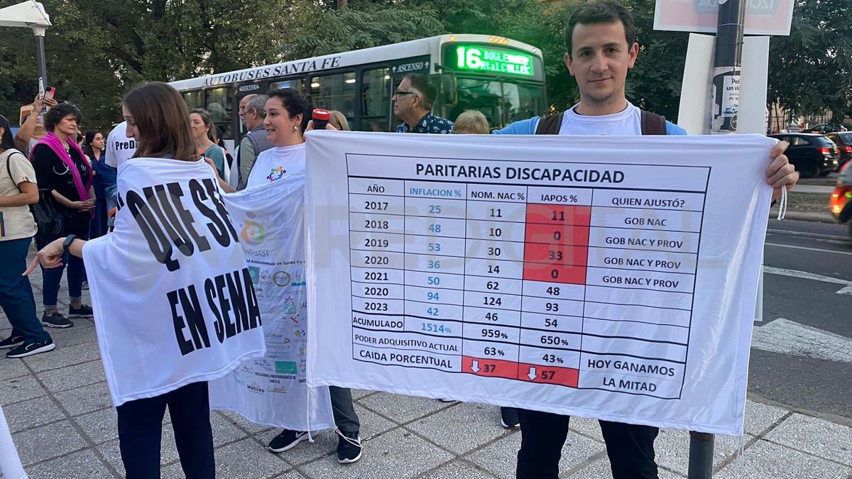 Los prestadores de servicios para personas con discapacidad volvieron a marchar este miércoles por el centro santafesino. Los prestadores de servicios para personas con discapacidad volvieron a marchar este miércoles por el centro santafesino.