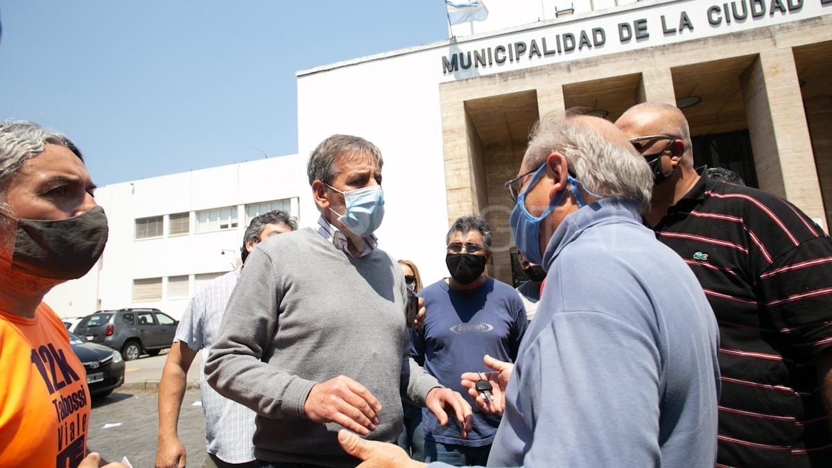 Emilio Jatón dialogó la semana pasada con taxistas y remiseros que lo aguardaban en la puerta del Municipio ante el temor por la llegada de Uber
