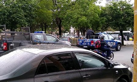 Se enfrentaron trapitos de Rivadavia e Hipólito Irigoyen. Intervino la policía. No es la primera vez que se dan estos disturbios en la zona. Se enfrentaron trapitos de Rivadavia e Hipólito Irigoyen. Intervino la policía. No es la primera vez que se dan estos disturbios en la zona.