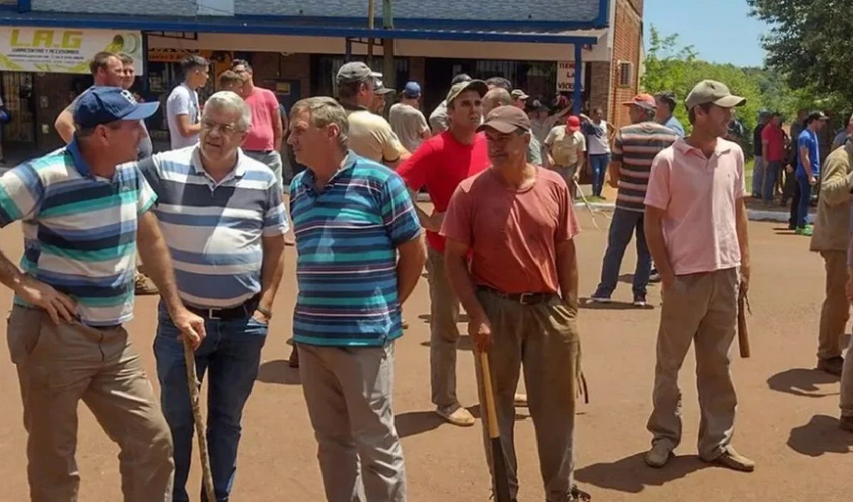 Vayan a laburar: vecinos armados con palos frenaron una manifestación y corrieron a palazos a los piqueteros
