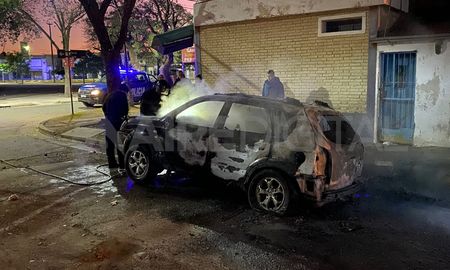 La camioneta ardió en llamas minutos despúes de las siete y media. La camioneta ardió en llamas minutos despúes de las siete y media.
