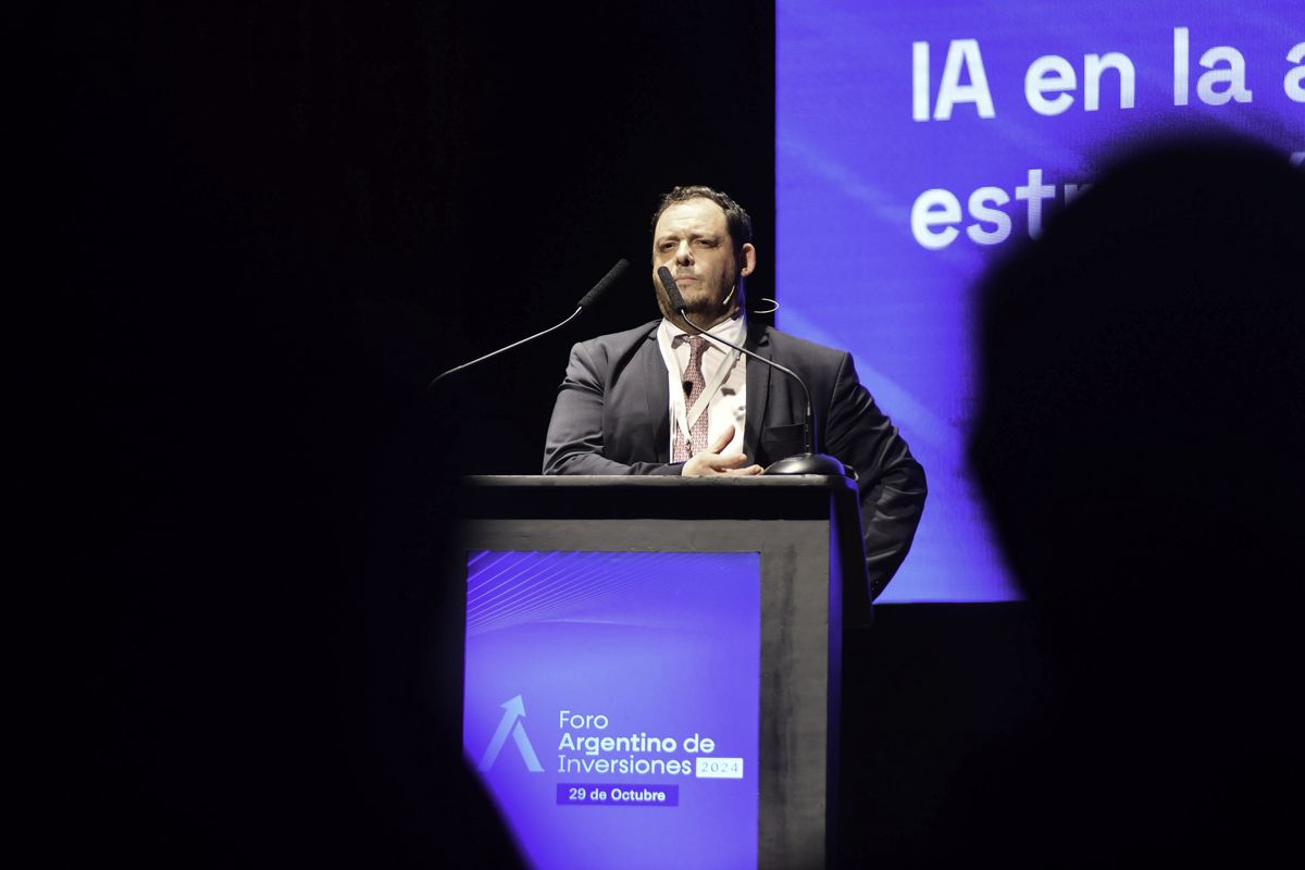 El físico y economista presentó su renuncia este mediodía.