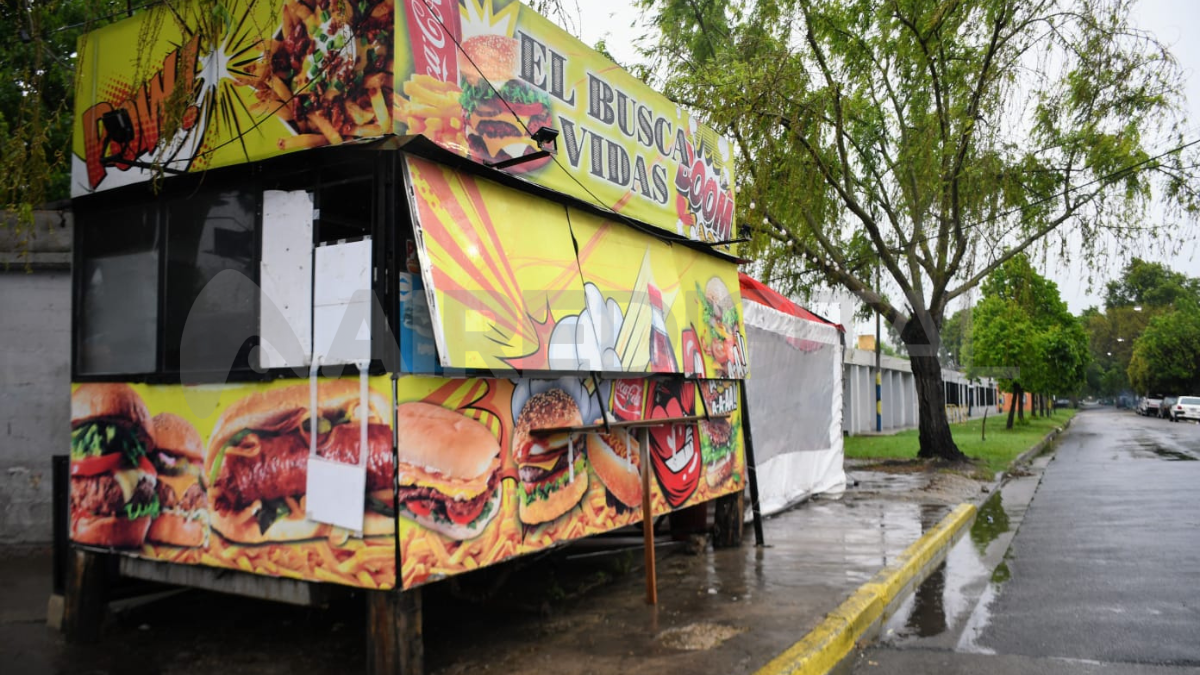 Acribillaron con doce tiros a un joven en un carro de comidas en el oeste de Rosario.