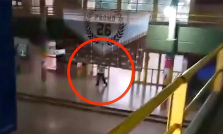 El tirador Gino C., cuando disparó y mató a un alumno en la escuela Mariano Moreno. El tirador Gino C., cuando disparó y mató a un alumno en la escuela Mariano Moreno.