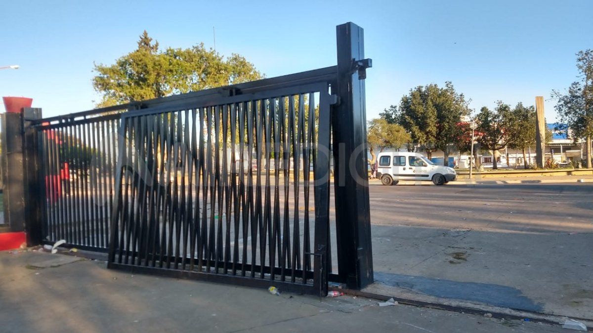 El portón de la entrada al club Colón fue descalzado por hinchas durante el partido.