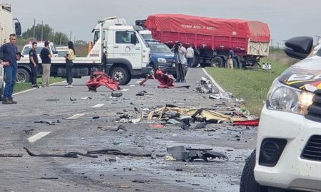 El choque se registró este lunes en el kilómetro 32 de la ruta provincial 14, entre las localidades de Arminda y Pueblo Muñoz, al sur de Rosario. El choque se registró este lunes en el kilómetro 32 de la ruta provincial 14, entre las localidades de Arminda y Pueblo Muñoz, al sur de Rosario.