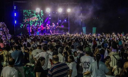 El Brujo Ezequiel fue el número principal del festival “Música en la Laguna”, que reunió a cientos de vecinos en la Costanera Oeste durante la Semana de la Laguna. El Brujo Ezequiel fue el número principal del festival “Música en la Laguna”, que reunió a cientos de vecinos en la Costanera Oeste durante la Semana de la Laguna.