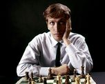 Bobby Fischer, un genio que no pudo manejar su propia brillantez y pasó de ser un héroe nacional de Estados Unidos a un enemigo público por sus dichos. Bobby Fischer, un genio que no pudo manejar su propia brillantez y pasó de ser un héroe nacional de Estados Unidos a un enemigo público por sus dichos.