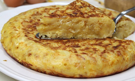 Repechaje en MasterChef: la infalible receta para una tortilla española con salame y cebolla al gusto de Damián Betular Repechaje en MasterChef: la infalible receta para una tortilla española con salame y cebolla al gusto de Damián Betular