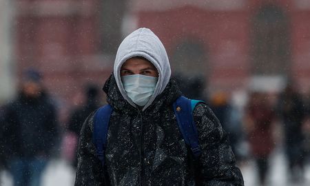 Un hombre con una mascarilla recorre la plaza Roja en Moscú. Un hombre con una mascarilla recorre la plaza Roja en Moscú.