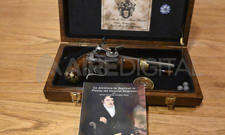 exhiben en rosario la replica de la pistola que pertenecio al general manuel belgrano exhiben en rosario la replica de la pistola que pertenecio al general manuel belgrano