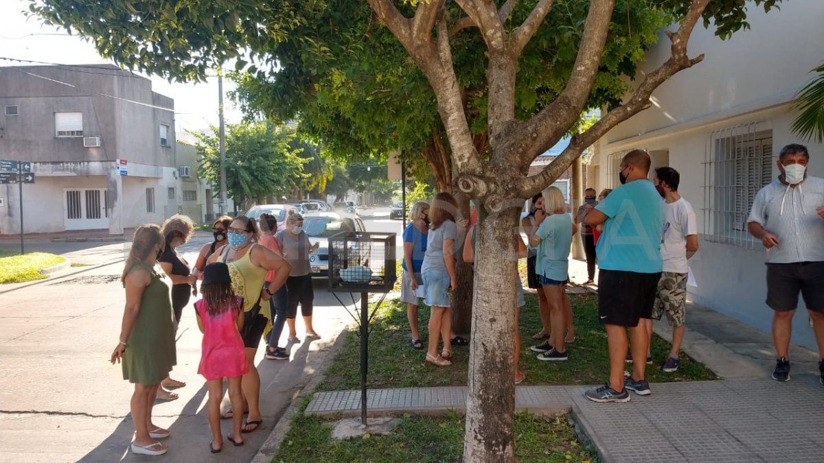 Un grupo de vecinos se concentró en una esquina tradicional de barrio Fomento 9 de julio.&nbsp;