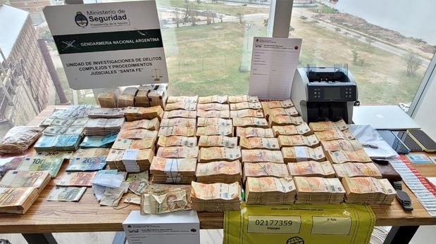 En 2023, policías allanaron por un conflicto inmobiliario un departamento de la zona del Puerto y descubrieron una cueva que manejaba millonarias sumas de dólares y pesos.