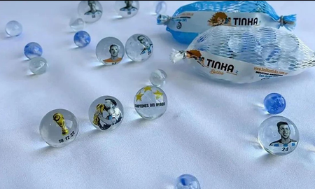 Furor por las bolitas santafesinas de los Campeones del Mundo. Furor por las bolitas santafesinas de los Campeones del Mundo.
