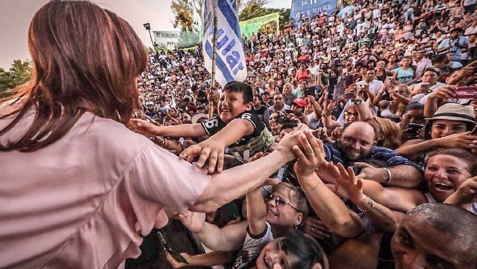 Cristina Kirchner y su saludo con críticas al gobierno de Macri: “No vayamos más para atrás”